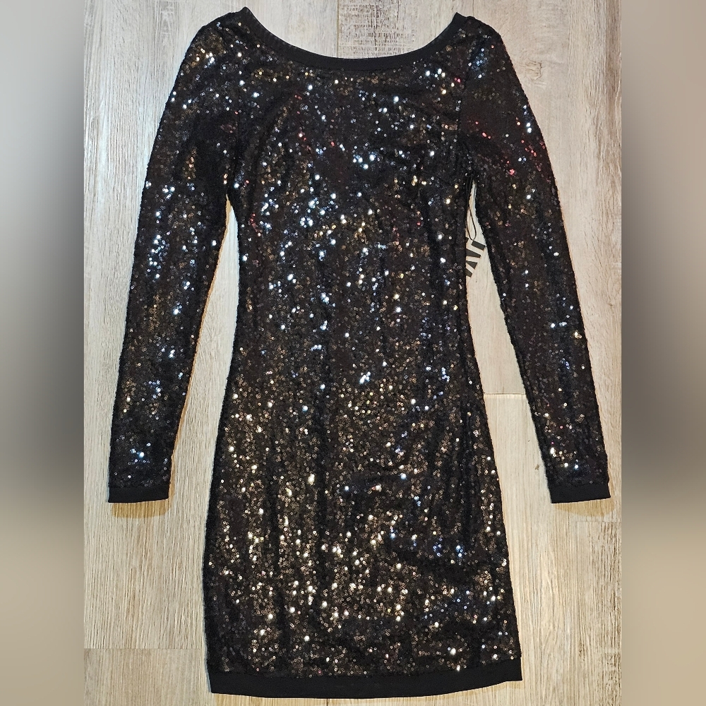 Short fitted sequin dress with a round neck, long sleeves, a v-cut back